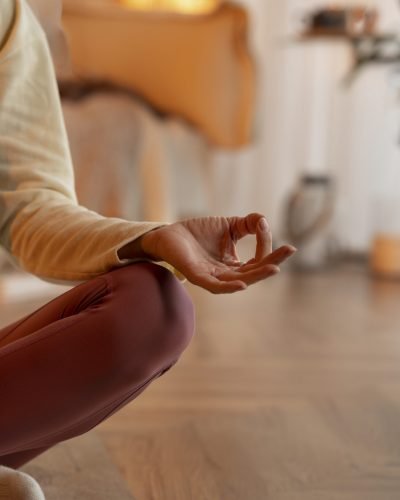 vista-frontal-mujer-meditando-en-estera